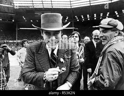 1984 Finale di FA Cup a Wembley Stadium. Everton 2 v Watford FC 0. Watford presidente Elton John condivide una barzelletta con Everton tifosi Freddie Starr prima di kick off. Il 19 maggio 1984. Foto Stock