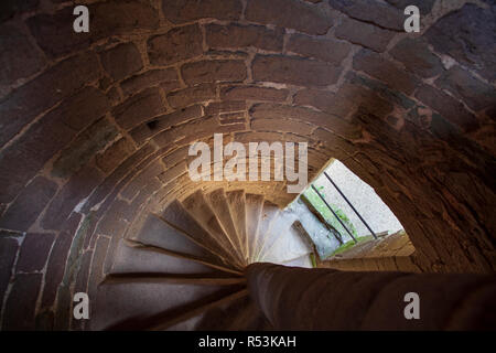 Scendendo la scala a chiocciola della Grande Torre del Castello di Ludlow, Shropshire, Inghilterra Foto Stock