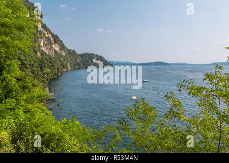 Vista aerea del Lago Maggiore, Lombardia, Italia con la sua costa di montagna. Foto Stock