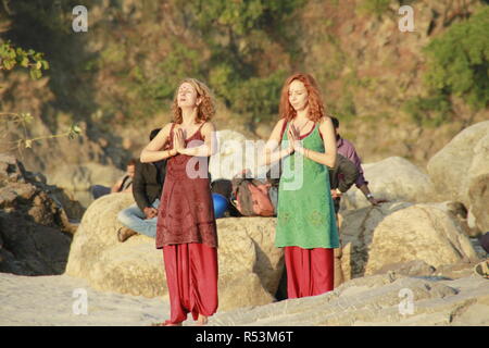 La vita a Rishikesh sulle rive del fiume Gange Foto Stock