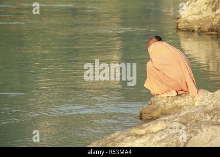 La vita a Rishikesh sulle rive del fiume Gange Foto Stock