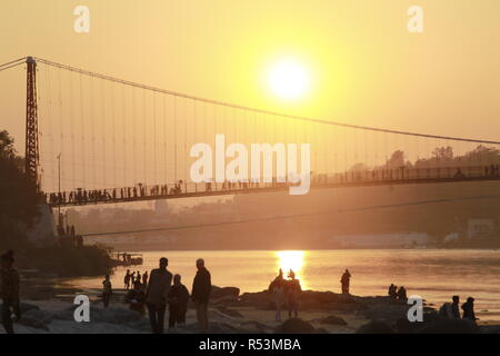 La vita a Rishikesh sulle rive del fiume Gange Foto Stock