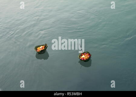 La vita a Rishikesh sulle rive del fiume Gange Foto Stock