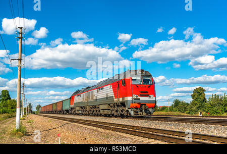 Treno merci alla stazione Konyshevka in Russia Foto Stock