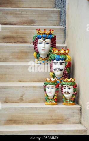 Teste di Moresco, tipico siciliano teste di ceramica, maiolica in ceramica Foto Stock