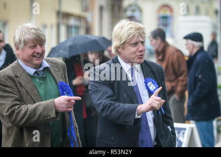 Boris e Stanley Johnson il partito conservatore Campaign Trail nel Devon nel 2005 Fotografia Archivio Foto Stock