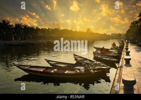 Barche in legno sul fiume Thu Bon in antica città di Hoi An, Vietnam Foto Stock