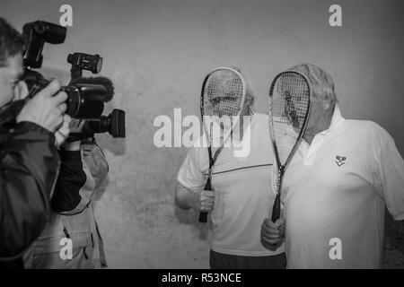 Boris e Stanley Johnson il partito conservatore Campaign Trail nel Devon nel 2005 Fotografia Archivio Foto Stock