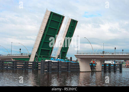 Aprire il ponte levatoio e nave a Zaanse Schans Paesi Bassi Foto Stock