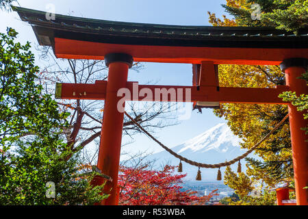 Tempio giapponese e il Monte Fuji Foto Stock