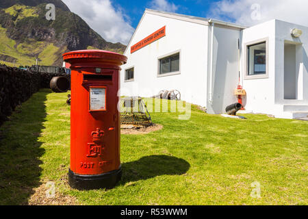 Edinburgh dei sette mari, Tristan da Cunha island. E II R rosso pilastro postbox, free-standing casella postale, ufficio postale e il centro del turismo, Sud Atlanti Foto Stock