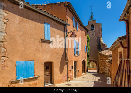 Campanile in Roussillon. La torre e le case con ocra rossa colore, Roussillon, Provenza, Luberon, Vaucluse Francia Foto Stock