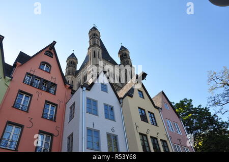 La germania,colonia - le variopinte facciate delle case nella città vecchia con la st martin Foto Stock