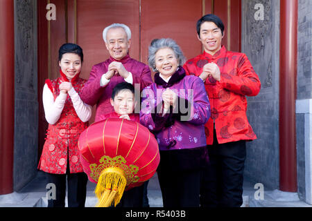 Famiglia festeggia il nuovo anno cinese Foto Stock