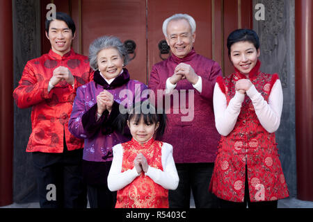 Famiglia festeggia il nuovo anno cinese Foto Stock