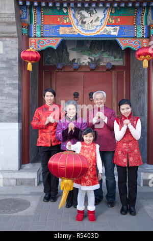 Famiglia festeggia il nuovo anno cinese Foto Stock