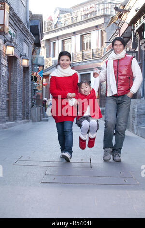 Famiglia divertirsi negli Hutong Foto Stock