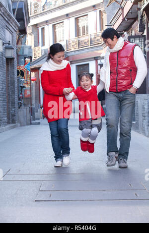 Famiglia divertirsi negli Hutong Foto Stock