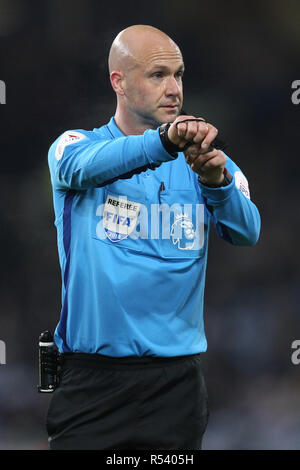 Arbitro FiFA Anthony Taylor durante il match di Premier League tra Burnley e Newcastle United a Turf Moor, Burnley lunedì 26 novembre 2018. (Credit: MI News & Sport Ltd | Alamy News) ©MI News & Sport | Alamy Foto Stock