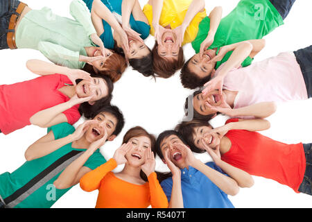Un gruppo di giovani gridando in un cerchio Foto Stock