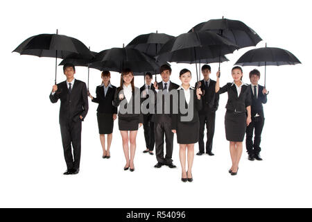 Un gruppo di persone di affari ombrello di contenimento Foto Stock