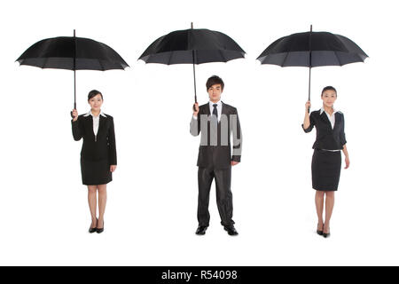 Tre business persone azienda ombrello Foto Stock