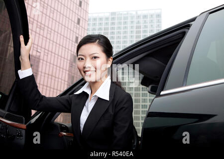 Imprenditrice uscita auto Foto Stock