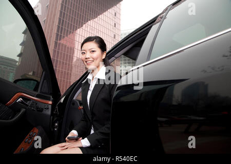Imprenditrice uscita auto Foto Stock