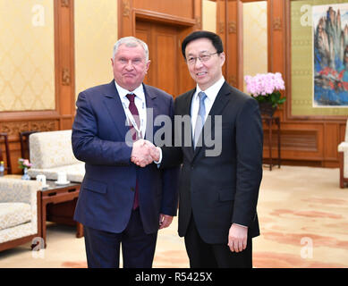 (181129) -- PECHINO, nov. 29, 2018 (Xinhua) -- Chinese Vice premier Han Zheng (R), anche un membro del comitato permanente dell'ufficio politico del Partito Comunista della Cina Comitato Centrale, risponde con Igor Sechin, segretario esecutivo della Federazione commissione presidenziale per lo sviluppo strategico del combustibile e nel settore energetico e la sicurezza ambientale, a Pechino, capitale della Cina, nov. 29, 2018. Sechin, anche capo di petrolio russo azienda Rosneft, è stato a Pechino per partecipare al China-Russia energy business forum. (Xinhua/Yin Bogu) (hxy) Foto Stock