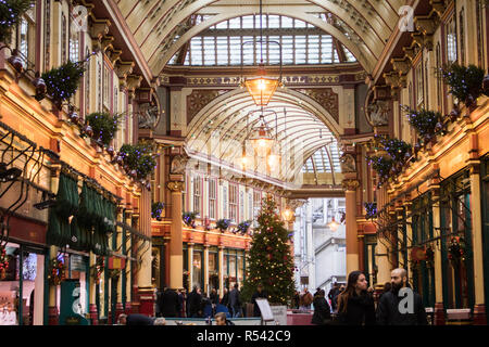 Londra, Regno Unito. 29 Nov, 2018. Un gigantesco albero di Natale decorato sorge nel mercato Leadenhall uno dei più antichi mercati di Londra, risalente al XIV secolo che si trova nel centro storico della città del distretto finanziario di Londra Credito: amer ghazzal/Alamy Live News Foto Stock