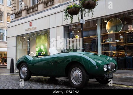 Londra, Regno Unito. Il 29 Novembre, 2018. Bonhams' personale spostare un 1954 Arnolt-Bristol Bolide Roadster, uno di soltanto 130 realizzata in preparazione per un'asta della storica e high-performance racing e vetture stradali. Le caratteristiche principali comprendono la Le Mans classe-winning Jaguar XJ220C guidato da David Coulthard (£2,200,000-2,800,000), un Lister Jaguar Knobbly (£2,200,000-2,800,000) e un 1958 BMW 507 di proprietà del suo designer, nonché Ferraris, Aston Martins, Bentley, Porsche e giaguari. Credito: Mark Kerrison/Alamy Live News Foto Stock