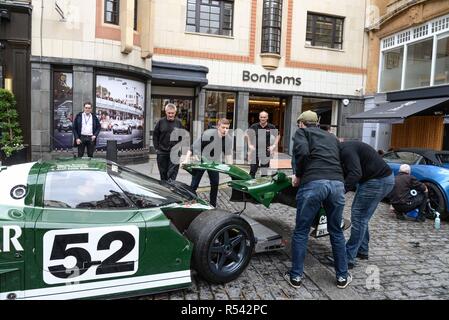 Londra, Regno Unito. 29 Nov, 2018. La parte anteriore di un 1985 TWR Jaguar XJR-6 enduance world Championship Group C Racing coupe è rimosso per ottenere l'auto fino a rampa e nella stima Bonhams £2.200.000- £2.800, 00. Credito: claire doherty/Alamy Live News Foto Stock
