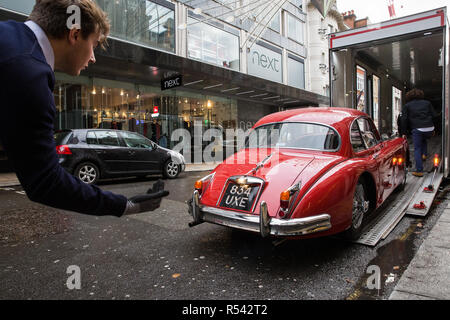 Londra, Regno Unito. Il 29 Novembre, 2018. Bonhams' personale spostare un 1959 Jaguar XK150 'S' 3.4 litro Coupé appartenenti alla ex-Formula 1 racing veterano Jo Ramirez in preparazione per un'asta della storica e high-performance racing e vetture stradali. Le caratteristiche principali comprendono la Le Mans classe-winning Jaguar XJ220C guidato da David Coulthard (£2,200,000-2,800,000), un Lister Jaguar Knobbly (£2,200,000-2,800,000) e un 1958 BMW 507 di proprietà del suo designer, nonché Ferraris, Aston Martins, Bentley, Porsche e giaguari. Credito: Mark Kerrison/Alamy Live News Foto Stock