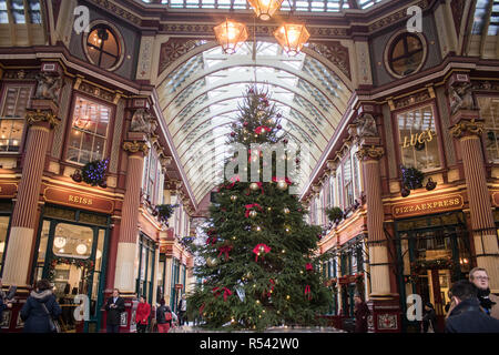 Londra REGNO UNITO. Il 29 novembre 2018. Un gigantesco albero di Natale decorato sorge nel mercato Leadenhall uno dei più antichi mercati di Londra, risalente al XIV secolo che si trova nel centro storico della città del distretto finanziario di Londra Credito: amer ghazzal/Alamy Live News Foto Stock