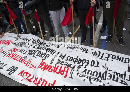 Atene, Grecia. 29 Nov, 2018. Gli studenti marzo gridando slogan contro il fascismo. Gli studenti della scuola elementare ha organizzato una manifestazione di protesta contro un recente appello agli studenti da gruppi nazionalisti, compreso il greco partito neonazista Golden Dawn, ad occupare le loro scuole protestando contro il nome 'Nord Macedonia'' per la Grecia del paese confinante. Credito: Nikolas Georgiou/ZUMA filo/Alamy Live News Foto Stock