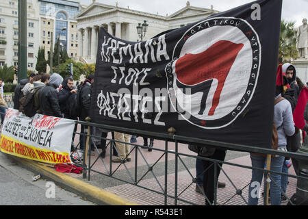 Atene, Grecia. 29 Nov, 2018. Gli studenti marzo gridando slogan contro il fascismo. Gli studenti della scuola elementare ha organizzato una manifestazione di protesta contro un recente appello agli studenti da gruppi nazionalisti, compreso il greco partito neonazista Golden Dawn, ad occupare le loro scuole protestando contro il nome 'Nord Macedonia'' per la Grecia del paese confinante. Credito: Nikolas Georgiou/ZUMA filo/Alamy Live News Foto Stock