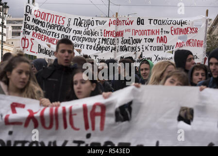 Atene, Grecia. 29 Nov, 2018. Gli studenti marzo gridando slogan contro il fascismo. Gli studenti della scuola elementare ha organizzato una manifestazione di protesta contro un recente appello agli studenti da gruppi nazionalisti, compreso il greco partito neonazista Golden Dawn, ad occupare le loro scuole protestando contro il nome 'Nord Macedonia'' per la Grecia del paese confinante. Credito: Nikolas Georgiou/ZUMA filo/Alamy Live News Foto Stock