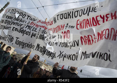 Atene, Grecia. 29 Nov, 2018. Gli studenti marzo gridando slogan contro il fascismo. Gli studenti della scuola elementare ha organizzato una manifestazione di protesta contro un recente appello agli studenti da gruppi nazionalisti, compreso il greco partito neonazista Golden Dawn, ad occupare le loro scuole protestando contro il nome 'Nord Macedonia'' per la Grecia del paese confinante. Credito: Nikolas Georgiou/ZUMA filo/Alamy Live News Foto Stock