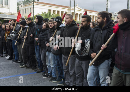 Atene, Grecia. 29 Nov, 2018. Gli studenti marzo gridando slogan contro il fascismo. Gli studenti della scuola elementare ha organizzato una manifestazione di protesta contro un recente appello agli studenti da gruppi nazionalisti, compreso il greco partito neonazista Golden Dawn, ad occupare le loro scuole protestando contro il nome 'Nord Macedonia'' per la Grecia del paese confinante. Credito: Nikolas Georgiou/ZUMA filo/Alamy Live News Foto Stock