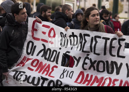 Atene, Grecia. 29 Nov, 2018. Gli studenti marzo gridando slogan contro il fascismo. Gli studenti della scuola elementare ha organizzato una manifestazione di protesta contro un recente appello agli studenti da gruppi nazionalisti, compreso il greco partito neonazista Golden Dawn, ad occupare le loro scuole protestando contro il nome 'Nord Macedonia'' per la Grecia del paese confinante. Credito: Nikolas Georgiou/ZUMA filo/Alamy Live News Foto Stock