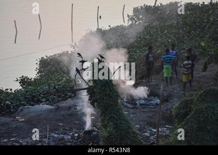 Salt Lake City, Calcutta, India. Il 29 Novembre, 2018. La combustione di rifiuti nel aperto causa un significativo inquinamento atmosferico al livello di Kolkata area metropolitana in India in inverno. Credito: Biswarup Ganguly/Alamy Live News Foto Stock