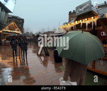 Glasgow, Scotland, Regno Unito. 29 Nov, 2018. Regno Unito Meteo.Storm Diana avvisi meteo continuare come la città si bagna molto con heavy rain e i locali sono per le strade. Credito: gerard ferry/Alamy Live News Foto Stock