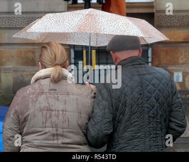 Glasgow, Scotland, Regno Unito. 29 Nov, 2018. Regno Unito Meteo.Storm Diana avvisi meteo continuare come la città si bagna molto con heavy rain e i locali sono per le strade. Credito: gerard ferry/Alamy Live News Foto Stock