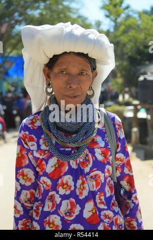 Agartala, Tripura, India. 28 Nov, 2018. Un rifugiato Bru visto prima che si accinge a votare durante le elezioni.Bru rifugiati esprimano il loro voto in uno speciale centro di polling impostato per essi al Kanhmun in Mizoram, 210 Km da Agartala, Mizoram è sotto la regola del Congresso guidati da un ministro in capo Lalthanhawla. Tuttavia, ingra, che si trovano in una comunità di minoranza nello stato sentire che vogliono un cambiamento, Bru rifugiati hanno vissuto in sei campi di transito nel nord Tripura per l'ultimo 21 anni. Essi la domanda per un'area sviluppo consiglio per loro stessi e i villaggi di cluster come una condizione per il rimpatrio. Senior BJ Foto Stock