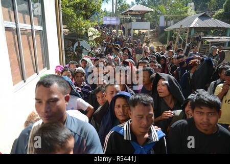 Agartala, Tripura, India. 28 Nov, 2018. Bru i rifugiati sono visti in piedi in una coda in attesa di loro voto durante le elezioni.Bru rifugiati esprimano il loro voto in uno speciale centro di polling impostato per essi al Kanhmun in Mizoram, 210 Km da Agartala, Mizoram è sotto la regola del Congresso guidati da un ministro in capo Lalthanhawla. Tuttavia, ingra, che si trovano in una comunità di minoranza nello stato sentire che vogliono un cambiamento, Bru rifugiati hanno vissuto in sei campi di transito nel nord Tripura per l'ultimo 21 anni. Essi la domanda per un'area sviluppo consiglio per loro stessi e i villaggi di cluster come una condi Foto Stock