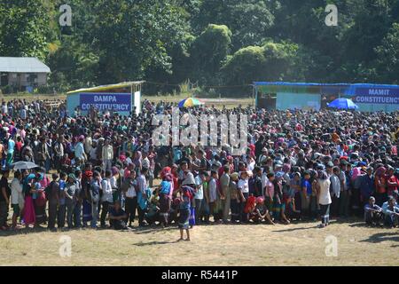 Agartala, Tripura, India. 28 Nov, 2018. Bru i rifugiati sono visti in piedi in una coda in attesa di loro voto durante le elezioni.Bru rifugiati esprimano il loro voto in uno speciale centro di polling impostato per essi al Kanhmun in Mizoram, 210 Km da Agartala, Mizoram è sotto la regola del Congresso guidati da un ministro in capo Lalthanhawla. Tuttavia, ingra, che si trovano in una comunità di minoranza nello stato sentire che vogliono un cambiamento, Bru rifugiati hanno vissuto in sei campi di transito nel nord Tripura per l'ultimo 21 anni. Essi la domanda per un'area sviluppo consiglio per loro stessi e i villaggi di cluster come una condi Foto Stock