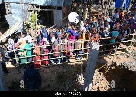 Agartala, Tripura, India. 28 Nov, 2018. Bru i rifugiati sono visti in piedi in una coda in attesa di loro voto durante le elezioni.Bru rifugiati esprimano il loro voto in uno speciale centro di polling impostato per essi al Kanhmun in Mizoram, 210 Km da Agartala, Mizoram è sotto la regola del Congresso guidati da un ministro in capo Lalthanhawla. Tuttavia, ingra, che si trovano in una comunità di minoranza nello stato sentire che vogliono un cambiamento, Bru rifugiati hanno vissuto in sei campi di transito nel nord Tripura per l'ultimo 21 anni. Essi la domanda per un'area sviluppo consiglio per loro stessi e i villaggi di cluster come una condi Foto Stock