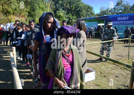 Agartala, Tripura, India. 28 Nov, 2018. Bru i rifugiati sono visti in piedi in una coda in attesa di loro voto durante le elezioni.Bru rifugiati esprimano il loro voto in uno speciale centro di polling impostato per essi al Kanhmun in Mizoram, 210 Km da Agartala, Mizoram è sotto la regola del Congresso guidati da un ministro in capo Lalthanhawla. Tuttavia, ingra, che si trovano in una comunità di minoranza nello stato sentire che vogliono un cambiamento, Bru rifugiati hanno vissuto in sei campi di transito nel nord Tripura per l'ultimo 21 anni. Essi la domanda per un'area sviluppo consiglio per loro stessi e i villaggi di cluster come una condi Foto Stock