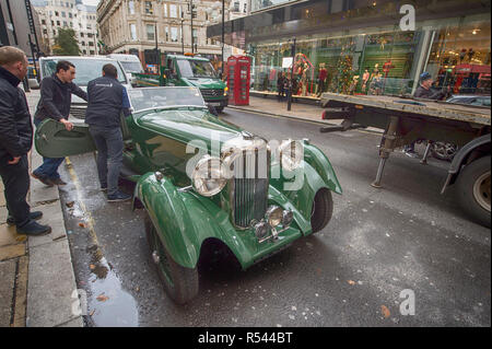 Bonhams, New Bond Street, Londra, Regno Unito. Il 29 novembre 2018. Vetture Storiche di arrivare a Bonhams nel centro di Londra per la vendita di auto che avrà luogo il 1 dicembre 2018. Immagine: 1937 Lagonda LG45 Rapide Tourer è scaricato in New Bond Street, preventivo £750,000-850,000, uno dei soli 25 costruito. Credito: Malcolm Park/Alamy Live News. Foto Stock