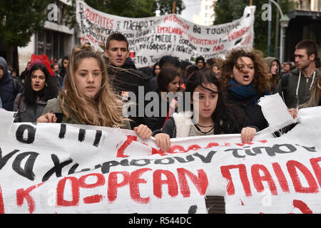 Atene, Grecia. 29 Nov 2018. Gli studenti protestano contro la crescente del fascismo in greco scuole superiori a Atene, Grecia. Credito: Nicolas Koutsokostas/Alamy Live News. Foto Stock